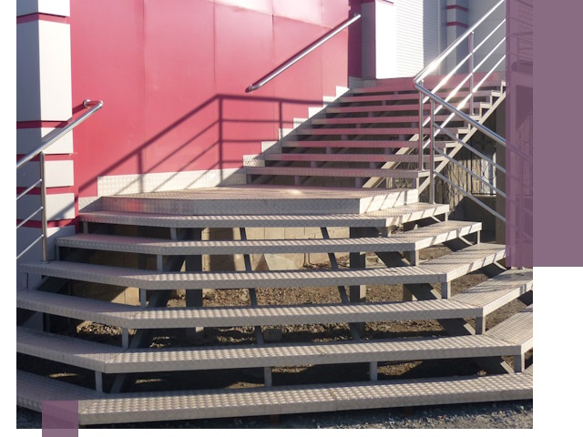 Лестницы для магазина в Тюмени — изготовление и монтаж