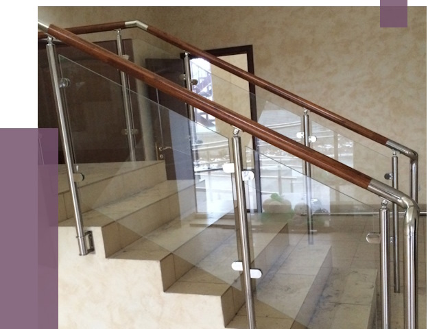 Комбинированные перила из металла и дерева в Тюмени