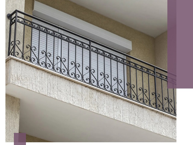 Балконные ограждения из металла и стекла в Тюмени для домов