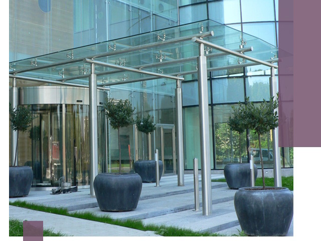 Навесы из стекла на заказ в Тюмени — монтаж и установка