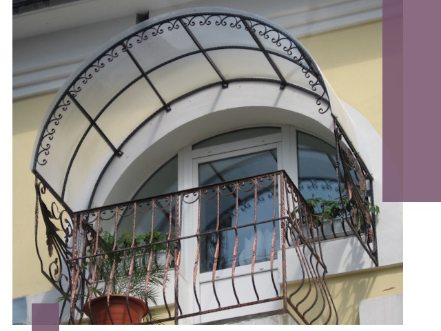 Козырьки над балконом в Тюмени — изготовление и монтаж